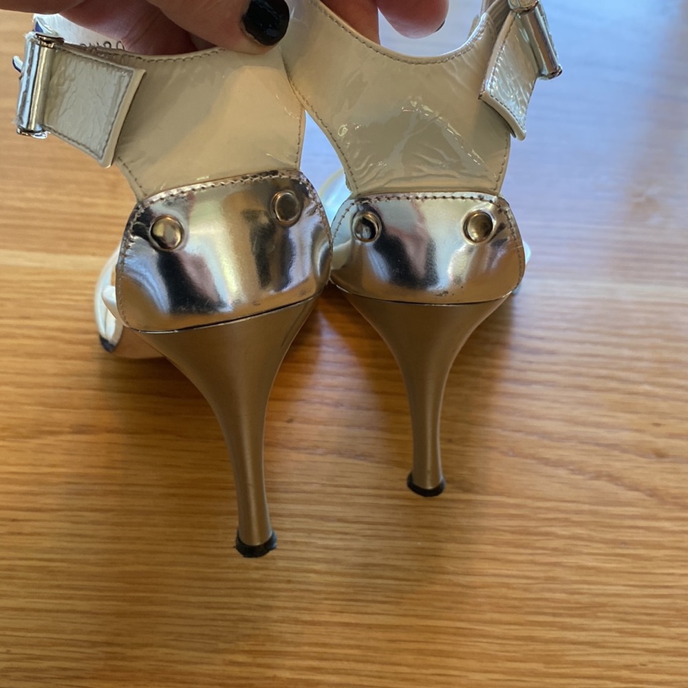 STUART WEITZMAN High Heel Patent White & Silver Ankle Strap Sandals Sz 8-1/2M - Picture 3 of 13